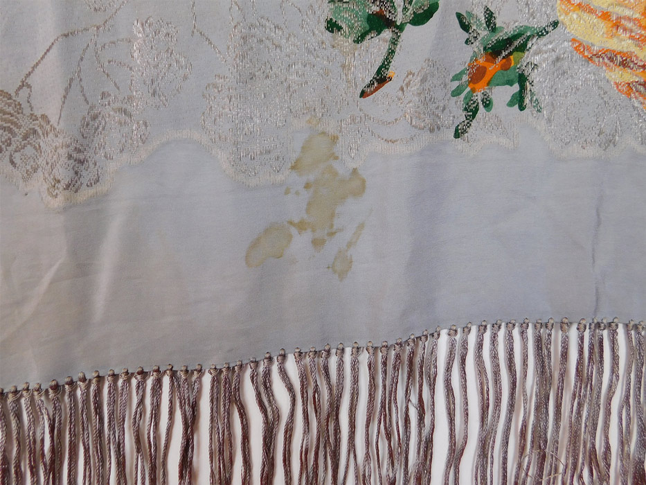 Vintage 20s Art Deco Blue Silk Silver Lame Yellow Roses Ombre Fringe Piano Shawl
The shawl measures 40 by 40 inches. It is in good condition, with only a small faint stain near the edging and some tangles in the fringe trim (see close-up).