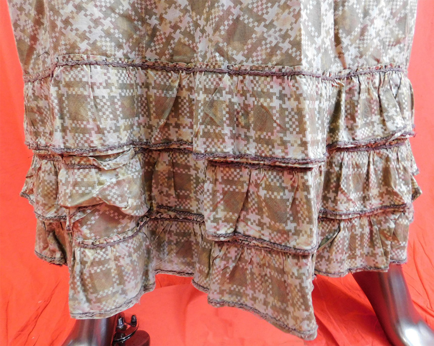 Victorian Prairie Girl Brown Houndstooth Check Print Cotton Petticoat Skirt
It is in good condition, with some discoloration bleeding on the fabric and slight fraying along the bottom hemline. This is truly a wonderful piece of antique Victoriana wearable art!