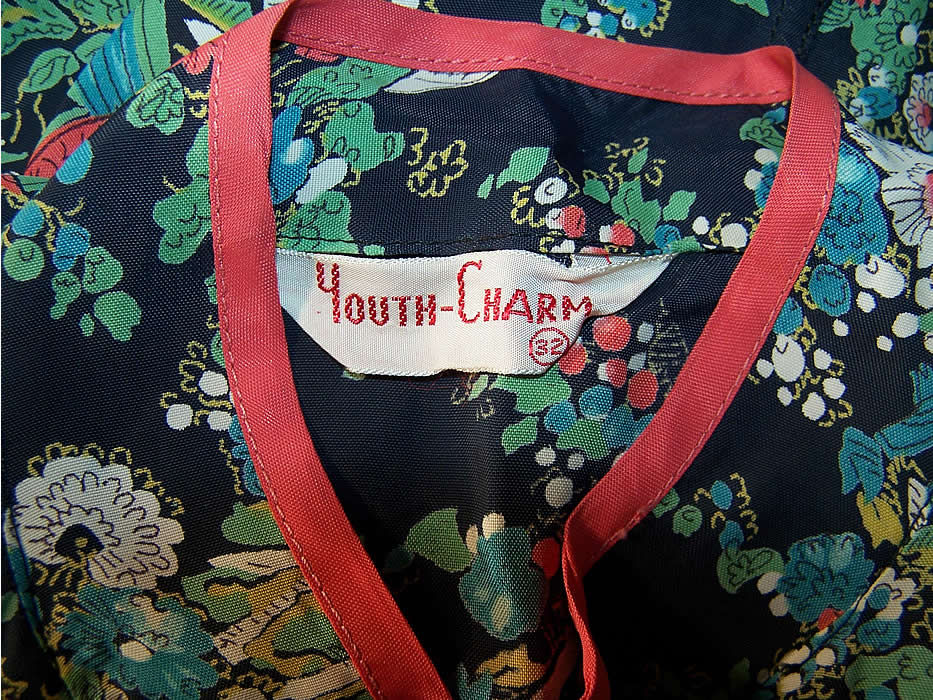 Vintage Youth Charm Chinese Fishing Print Rayon Pajamas Close up.