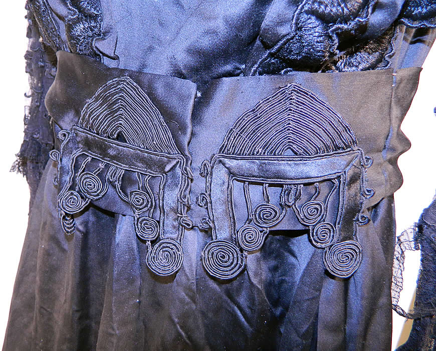 Edwardian Embroidered Black Silk Lace Applique Art Nouveau Dress. s long, with 36 inch hips, a 26 inch waist, 36 inch bust, 14 inch back and 26 inch long sleeves. It is in good condition, with only some loose trim along the sleeves which needs reattaching. This is truly a wonderful piece of wearable romantically feminine Art Nouveau textile art! 