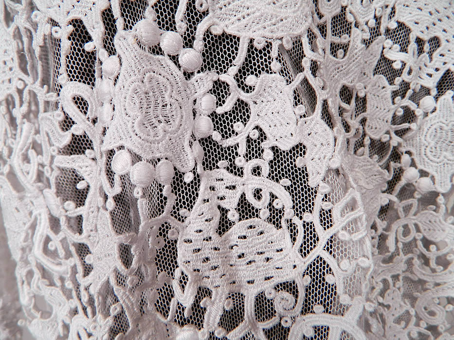 Edwardian White Needle Point Lace Figural Animal Insect Bird Blouse. It is in excellent clean condition. 
