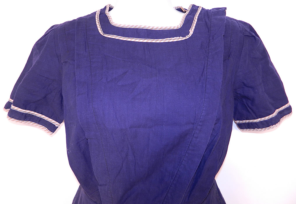 Vintage Water Sprite Edwardian Blue Bathing Suit Swimsuit Dress & Bloomers
This wonderful women's old fashioned bathing suit costume one piece swimsuit has a bib front top panel, front side and shoulder button closures, short sleeves, a fitted waist and attached bloomer pantaloon pants underneath, with gathered leg cuffs.