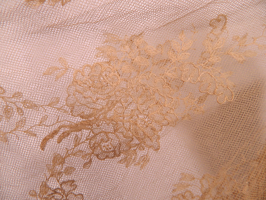 Vintage Cream Silk Embroidered Piano Shawl Fringe Lace Trim Flapper Wedding Dress
The dress measures 47 inches long, with 44 inch hips, a 40 inch waist and 42 inch bust. 