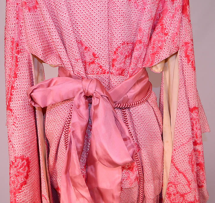 Vintage Japanese Geisha Red White Pink Silk Shibori Tie-Dye Obi Sash Belted Kimono
It is in good condition, with only a some small faint foxing age spot stains on the inside lining. 