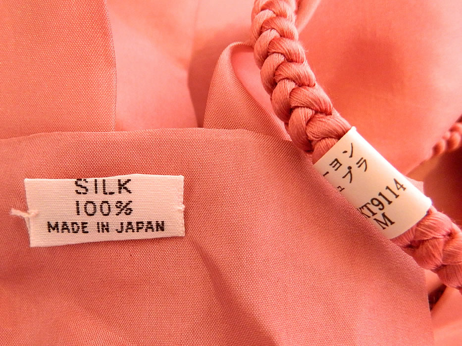 Vintage Japanese Geisha Red White Pink Silk Shibori Tie-Dye Obi Sash Belted Kimono
This fabulous formal Japanese geisha style kimono is fully lined, with an open front and comes with two pink silk & rope obi sash belted ties with a "Made in Japan" tag.