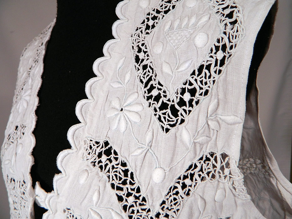 Edwardian White Linen Eyelet Embroidered Drawn Cut Work Lace Blouse Vest Top
It is in excellent condition. This is truly an extraordinary piece of wearable antique lace textile art! 