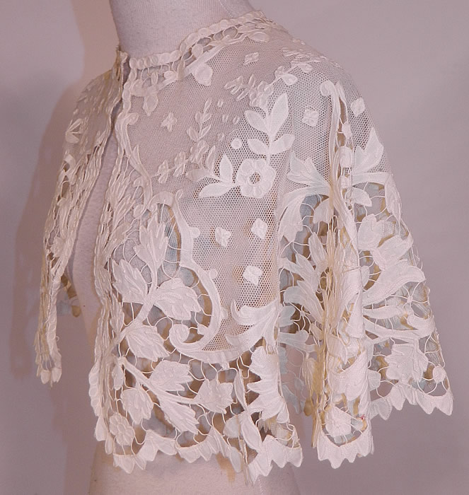 Victorian Antique Applique Cream Net Battenburg Tape Lace Pelerine Shawl Collar Cape
It is made of a sheer cream color cotton net with tape lace appliques, battenburg connecting brides & bars creating a floral vine leaf design pattern.
