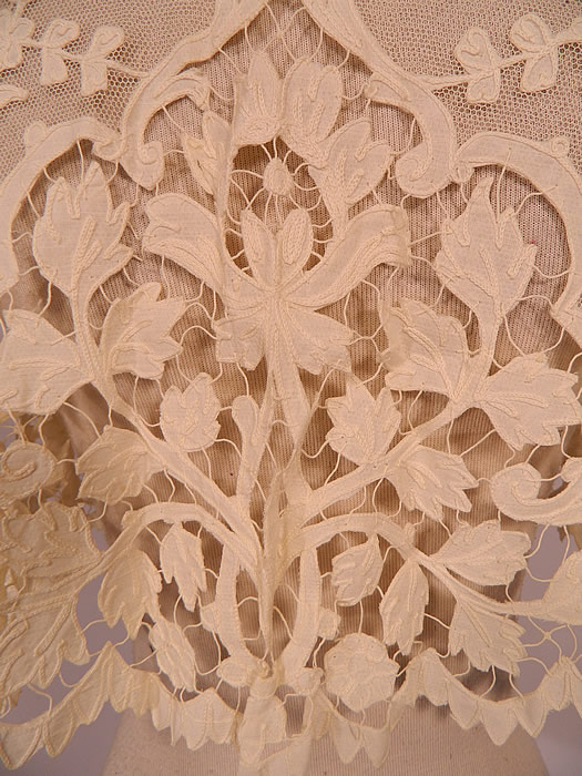 Victorian Antique Applique Cream Net Battenburg Tape Lace Pelerine Shawl Collar Cape
The collar measures 66 inches in circumference along the bottom, 15 inches inside the neck and is 12 inches long.