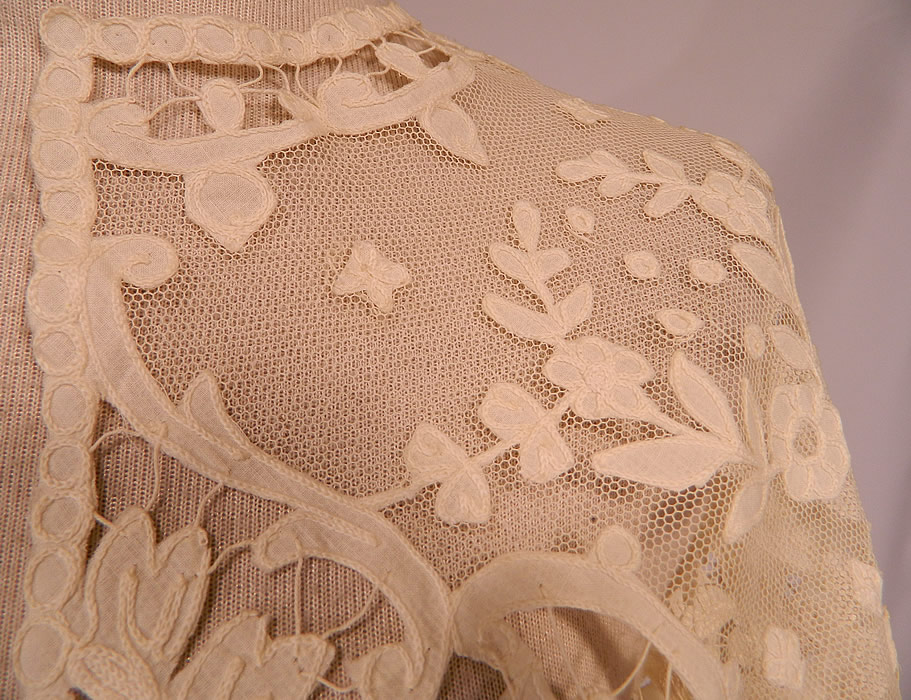 Victorian Antique Applique Cream Net Battenburg Tape Lace Pelerine Shawl Collar Cape
It is in excellent condition. This is truly a wonderful piece of antique lace textile art! 