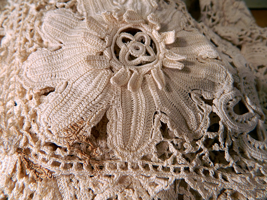 Vintage Edwardian Antique White Irish Crochet Lace Embroidered Long Coat Jacket
It is in excellent condition, with only a tiny faint age spot stain on the front toggle closure and bottom skirt hem corner front opening (see close-up).