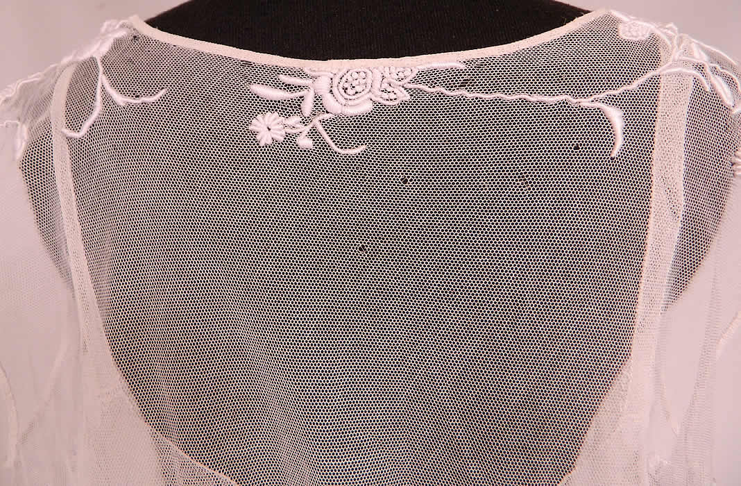 Vintage White Tulle Net Embroidered French Knot Lace Drop Waist Dress
It is in good condition, with only a few tiny pine holes on the back neck (see close-up). This is truly an exquisite piece of wearable lace art! 