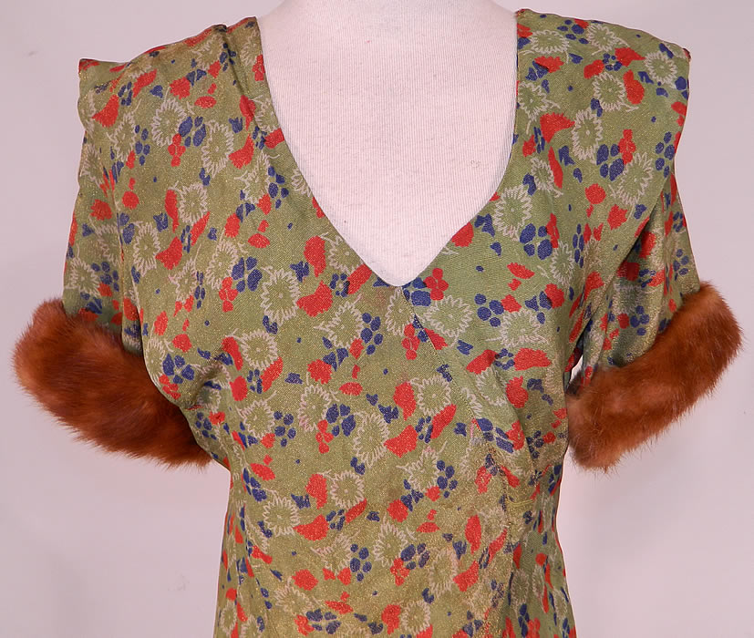 Vintage Green Gold Lam&eacute; Lame Floral Print Bias Cut Gown Shawl Collar Fur Trim Cuffs
This beautiful bias gown is a long floor length, with short sleeves, mink fur trim cuffs, a shawl collar cape back, V front neckline and is unlined. 
