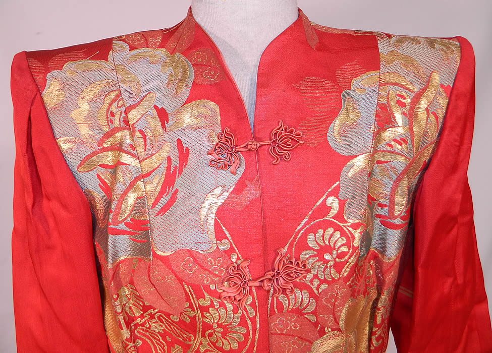 Vintage Japanese Kimono Obi Red Silk Gold Lame Broad Shoulder Jacket Lamé
This quality made jacket has a tailored fitted style, with exaggerated broad shoulder padding, long full sleeves with wide cuffs, red silk knotted button toggle closures down the front and is fully lined.