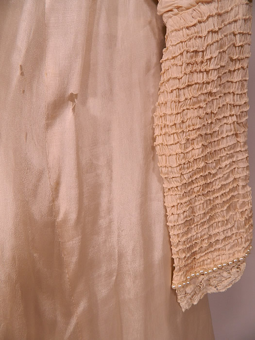 Edwardian Cream Silk Ruched Pearl Beaded Lace Trim Wedding Gown Train Skirt Dress
It is in good as-is condition, with a few frayed holes on the sleeve, front skirt and the inside top silk lining is shattered. 