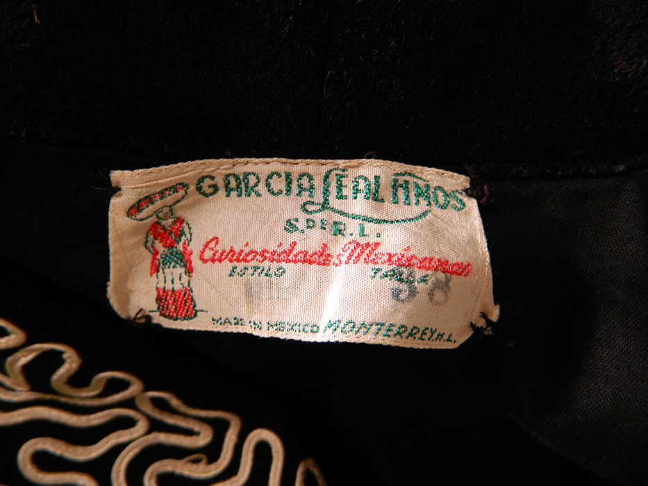 Vintage Mariachi Charro Costume Suit Soutache Black White Wool Jacket Pants
There is a "Garcia Le Al Hnos Curiosidad es Mexicanas Made in Mexico Monterrey" label size 38 tag sewn inside the jacket. It is in excellent condition. This is truly a wonderful piece of wearable Mexicana textile art! 