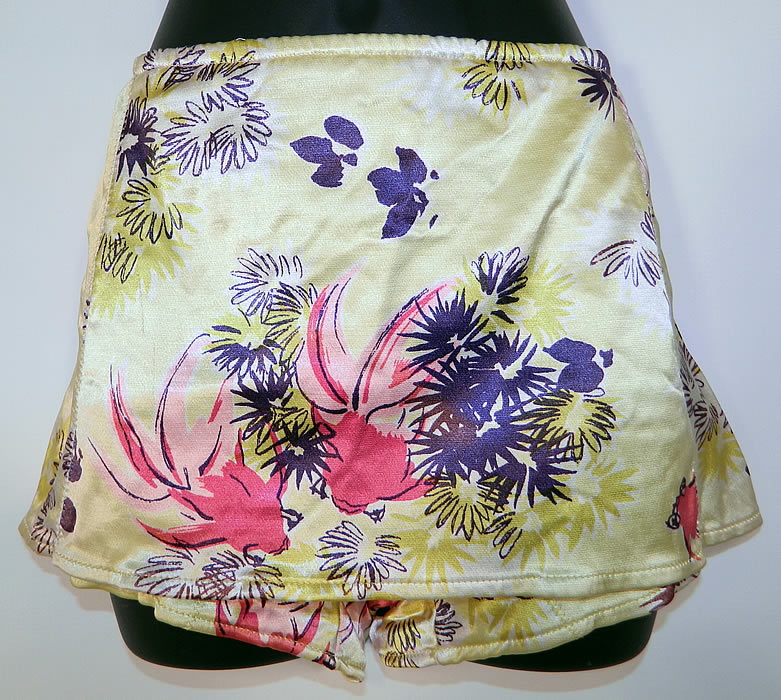 Vintage Gantner Goldfish Print Pinup Girl 2 Piece Swimsuit Bikini Bra Skirt Front Trunks
There are matching skirted front style trunks shorts, with a back zipper closure and is lined. 