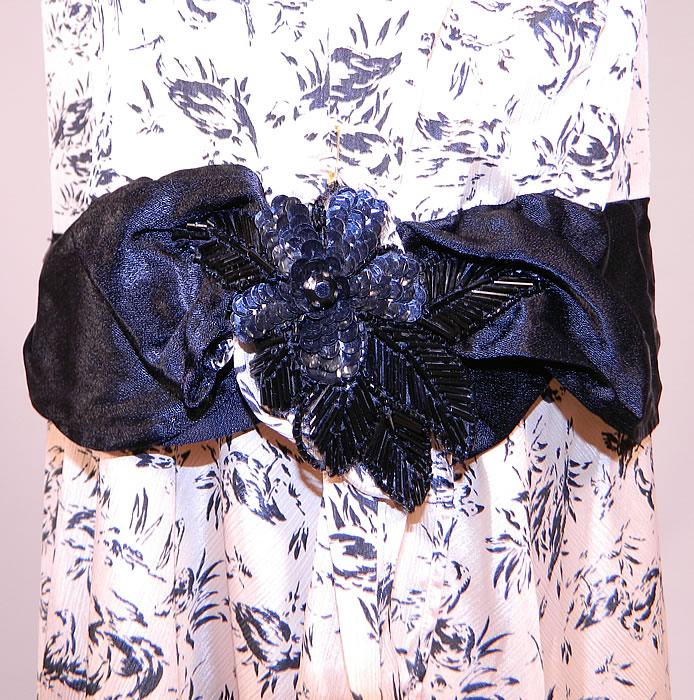 Vintage Black & White Goose Duck Novelty Print Silk Sleeveless Drop Waist Dress
This delightful duck day dress has a loose fitting drop waist sleeveless style, with black silk trim edging and a black beaded sequin appliqué pinned onto the waist.