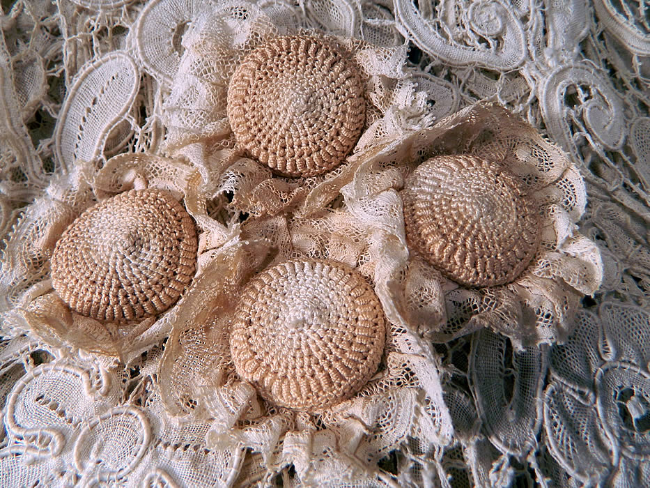 Vintage Edwardian Antique White Bobbin Lace Long Coat Jacket
It is in excellent condition, only missing the closures which are included 4 crochet buttons that can be added sewn on (see close-up). This is truly an amazing, exceptional, quality made piece of wearable antique lace art! 