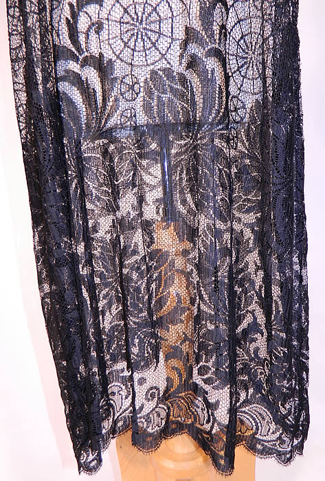 Vintage Black Spider Cob Web Lace Net Floral Pattern Drop Waist Flapper Dress
The dress is a large size measuring 44 inches long, with 50 inch hips, a 50 inch waist and 50 inch bust. It is in excellent condition. This is truly a wonderful piece of wearable lace textile art!