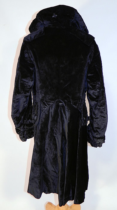 Edwardian Black Velvet Womens Winter Equestrian Tailored Tail Coat Riding Jacket
It is in good condition, missing 1 button on the front closure. This is truly an exceptional piece of wearable antique equestrian textile art! 