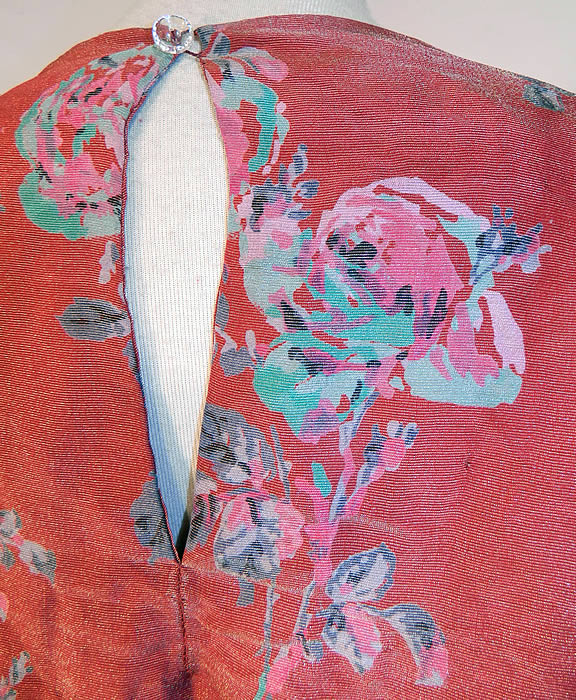Vintage Crimson Red Gold Lam&eacute; Lame Pink Floral Roses Print Blouse Shirt Top
Included is a matching fabric sash tie belt which had been removed. It is in good condition. This is truly a wonderful piece of wearable art!