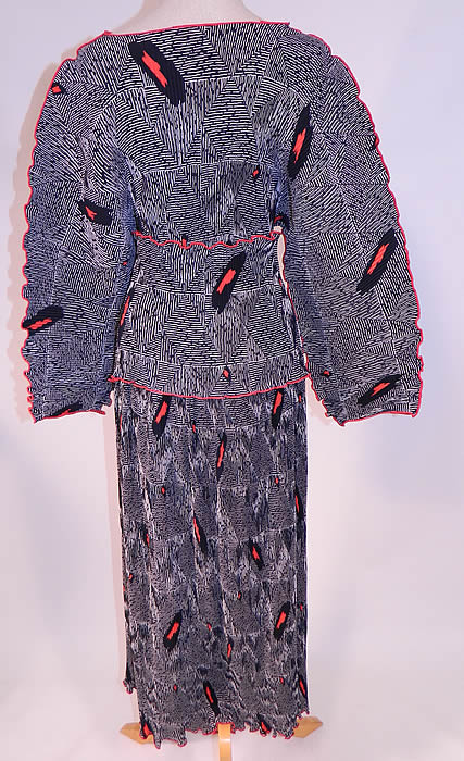Vintage Ellen Hauptli Black White Print Silk Fortuny Style Pleated Obi Belted Blouse Skirt Dress
This amazing artistic 3 piece dress has a loose fitting blouse, with long full sleeves and red rolled hemmed trim edges.