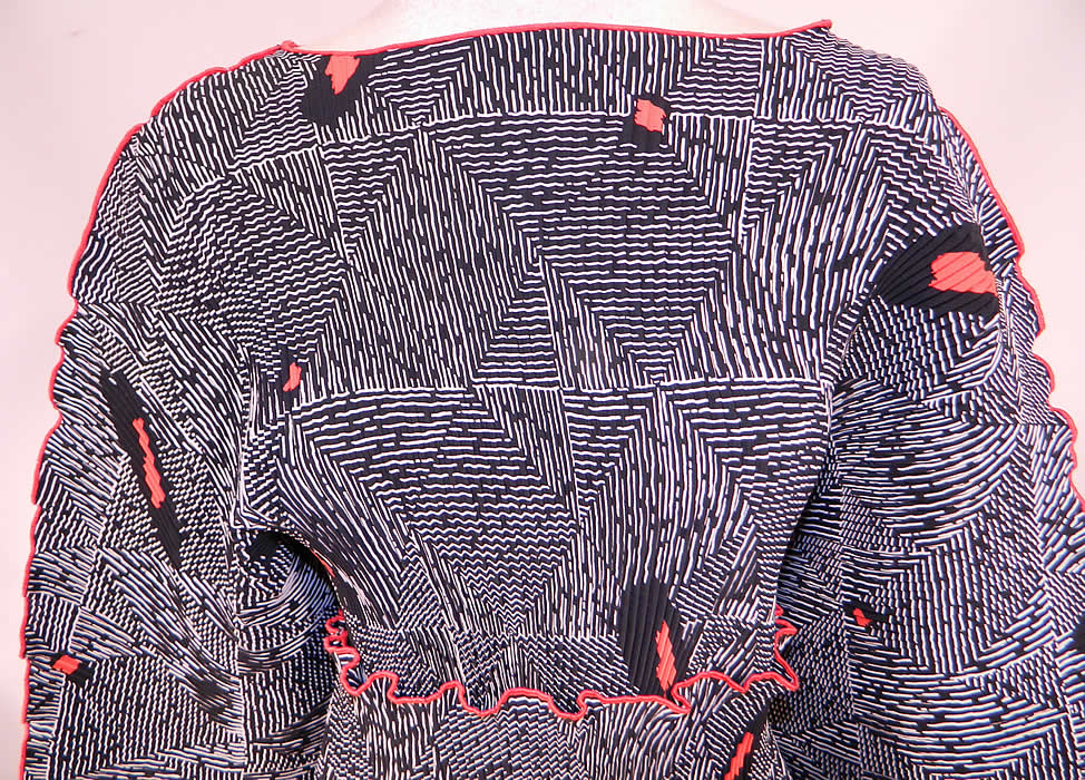 Vintage Ellen Hauptli Black White Print Silk Fortuny Style Pleated Obi Belted Blouse Skirt Dress
There is a matching pleated fabric skirt, with a red trimmed curled rolled hemmed bottom and elastic waistband. The skirt measures 33 inches long, with 36 inch hips and a 30 inch waist. 
