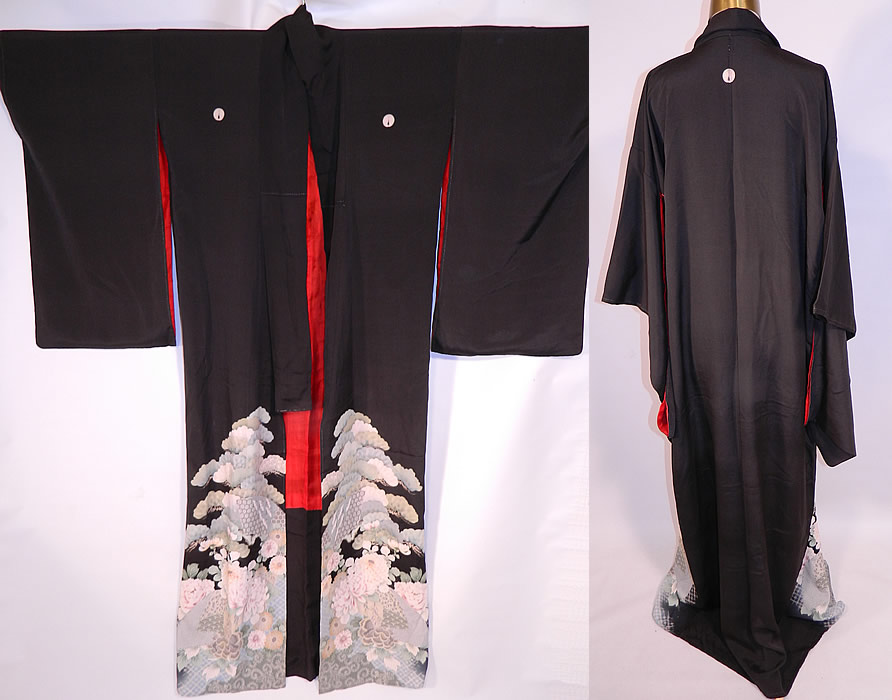 Vintage Japanese Geisha Formal Family Crest Mon Black Silk Screen Floral Kimono
It is fully lined in a contrasting red silk fabric. 