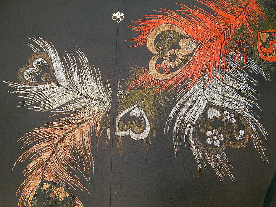 Vintage Japanese Family Crest Mon Black Silk Metallic Peacock Feather Haori Kimono
It is in excellent condition. This is truly a wonderful piece of wearable Japanese textile art!