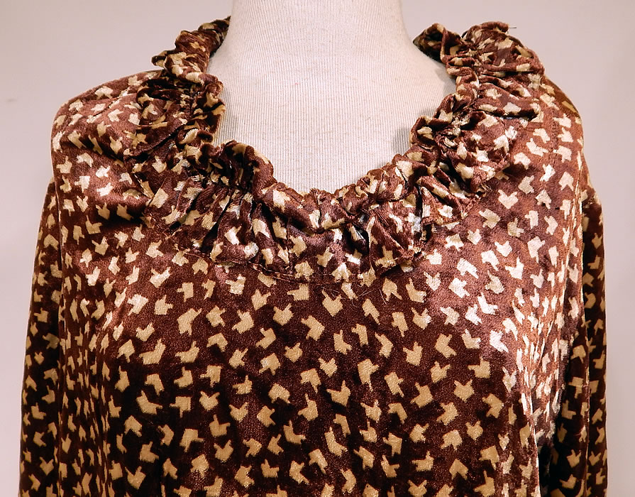 Vintage Art Deco Brown Silk Velvet Print Ruffle Collar Flapper Blouse Shirt Top
It is made of a two tone brown silk velvet fabric, with an abstract puzzle piece decorative design print pattern.