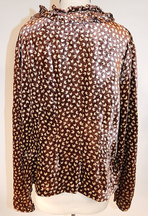Vintage Art Deco Brown Silk Velvet Print Ruffle Collar Flapper Blouse Shirt Top
This beautiful blouse has a pull over style, with a ruffled collar, long full tapered sleeves, bottom front ruched gathering and shoulder snap closures. 