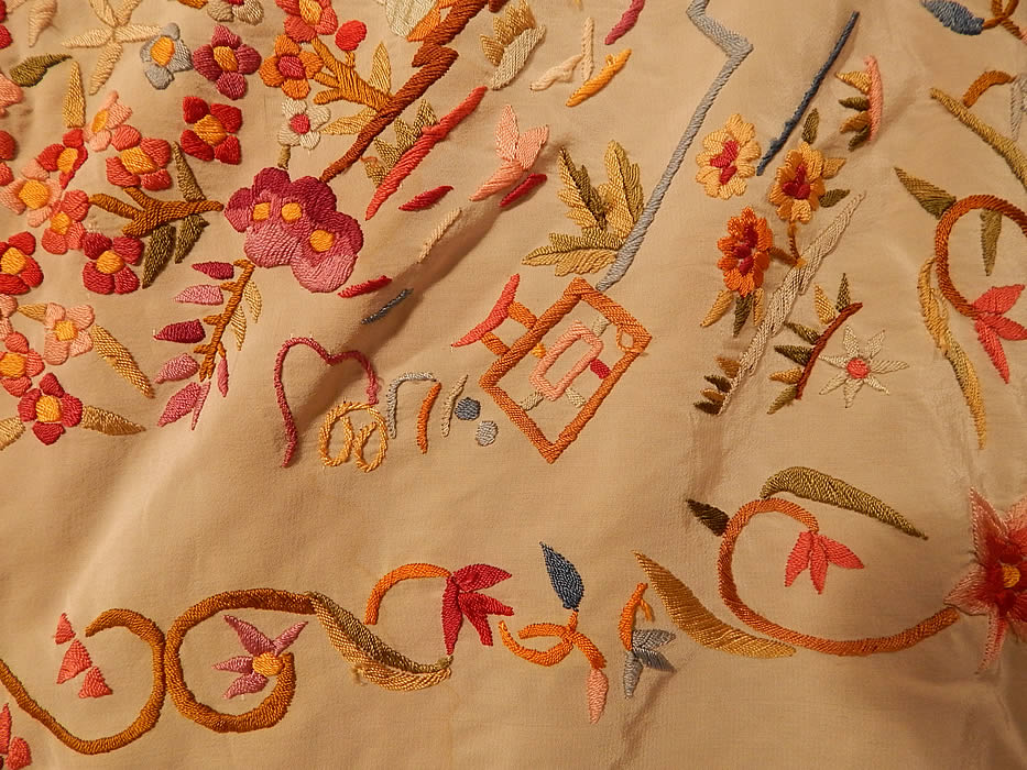 Antique Cream Silk Pastel Embroidered Figural Floral Chinese Canton Piano Shawl
It is in excellent condition. This is truly a wonderful piece of wearable embroidered textile art!