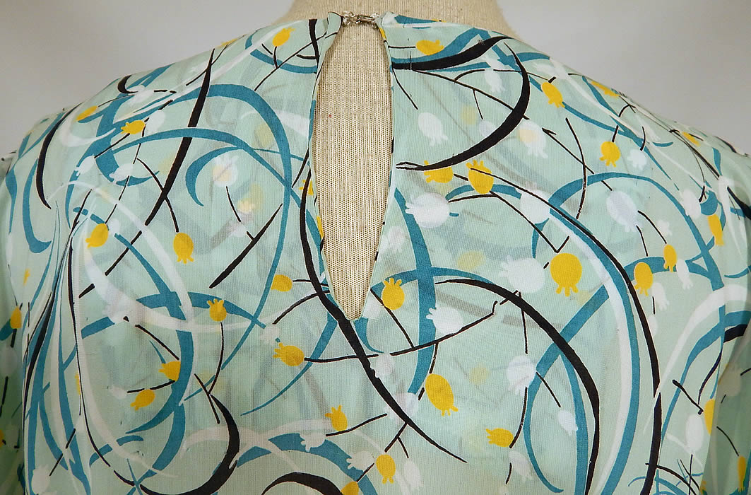 Vintage Teal Blue Floral Swirls Abstract Novelty Print Rayon Peplum Skirt Dress
The dress is a large size measuring 42 inches long, with 40 inch hips, a 30 inch waist and 42 inch bust. It is in excellent condition. This is truly a wonderful piece of wearable art.