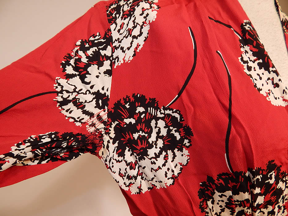 Vintage NY Creation Red Black & White Clover Flower Novelty Print Rayon Dress
It is in good as-is condition, with some faint discoloration under the arms, a small hole on the shoulder and a woven stitched repair under the arm, shoulder (see close-up). This is truly a wonderful piece of wearable art!