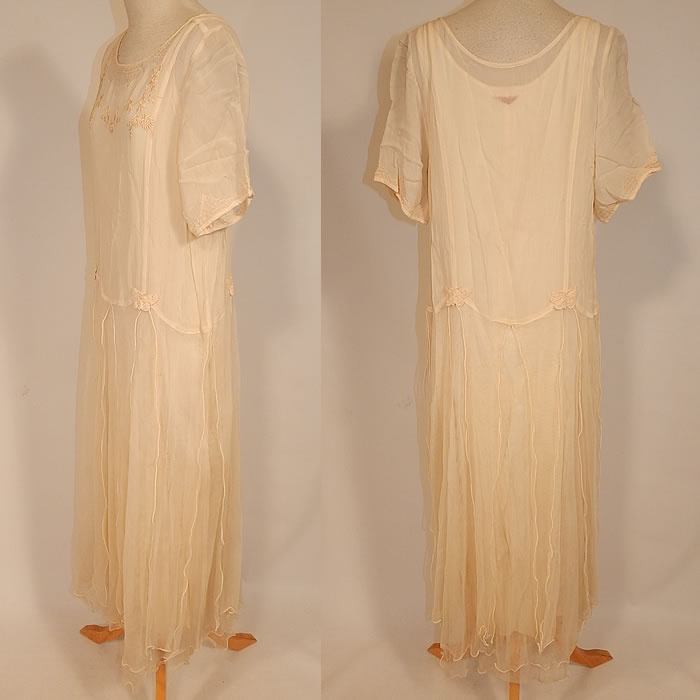 Vintage April Cornell Cream Embroidered Floral Butterfly 1920s Style Wedding Dress
It is in excellent condition, with only a small frayed split on the back of the inside slip lining. This is truly a wonderful piece of wearable art!