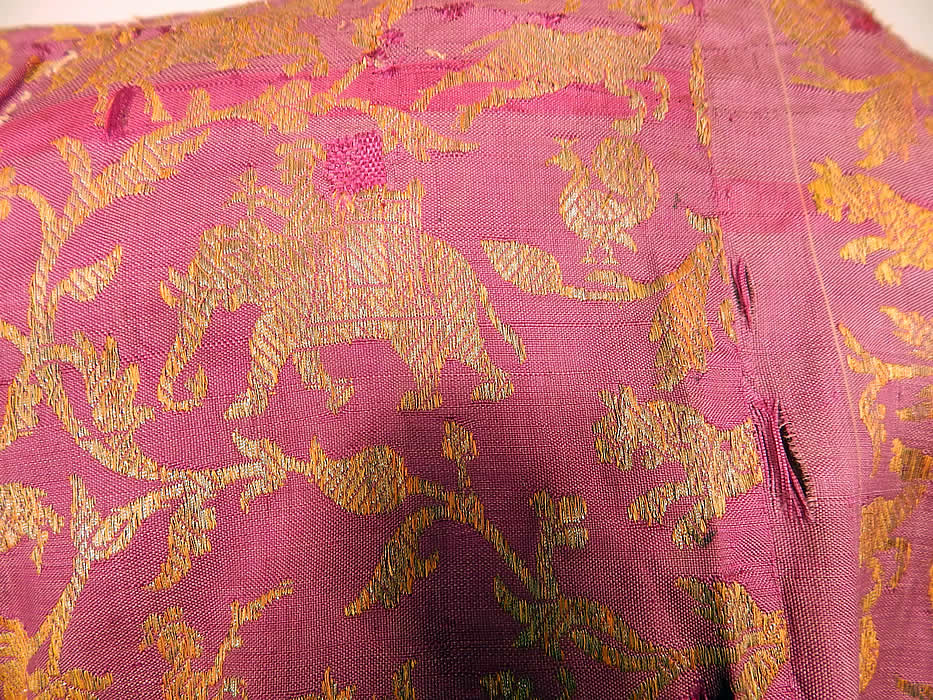 Vintage 19th Century Indian Purple Silk Sari Gold Lamé Lame Choli Crop Top Blouse
It is in as-is fair condition, with a replaced cuff, button closures and a few small frayed splits on the back (see close-up).