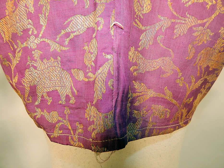 Vintage 19th Century Indian Purple Silk Sari Gold Lamé Lame Choli Crop Top Blouse
This is truly a wonderful piece of Indian folk culture colorful boho wearable art!