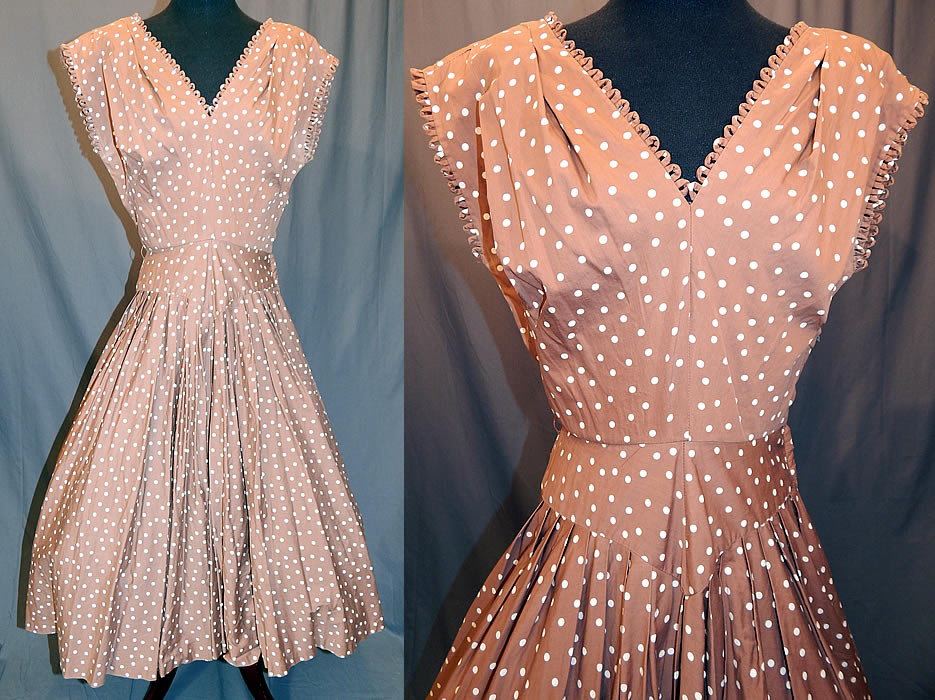 Vintage R & K Original Brown White Polka Dot Print Cotton Circle Skirt Dress
This vintage R & K Original brown white polka dot print cotton circle skirt dress dates from the 1950s. It is made of a brown cotton fabric with a white polka dot print.