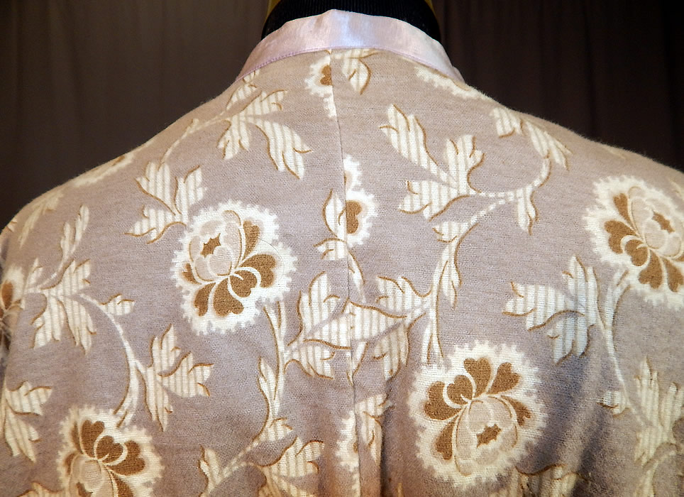 Edwardian Lavender Gray Floral Flannel Morning Robe Bed Jacket Coat
It is in good condition, with only a few tiny faint age spot stains on the front silk trim opening. This is truly a wonderful piece of antique Victoriana wearable art!