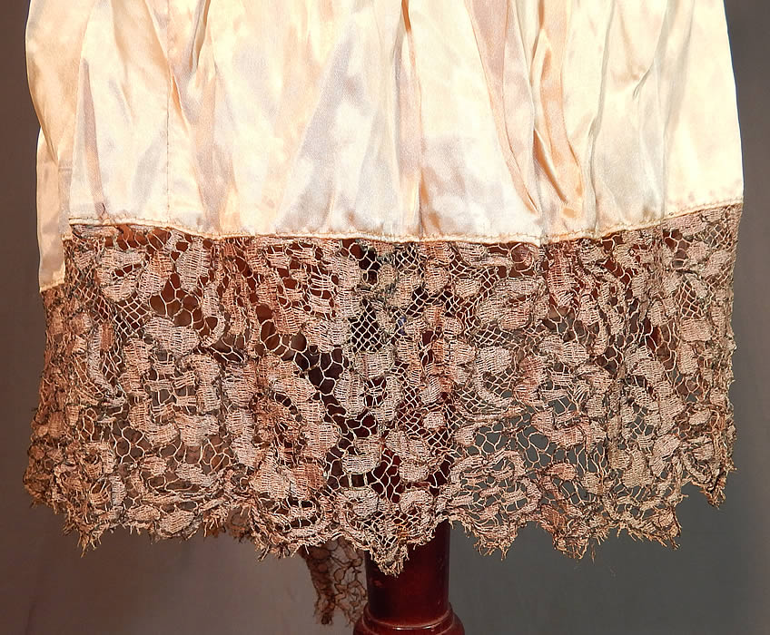 Vintage Pink Silk Gold Lamé Lame Lace Floral Flapper Skirt Dress Fabric
This fabulous flapper style skirt dress fabric has ruched smocked gathering around the unfinished waistband, no closure on back and is fully lined. 