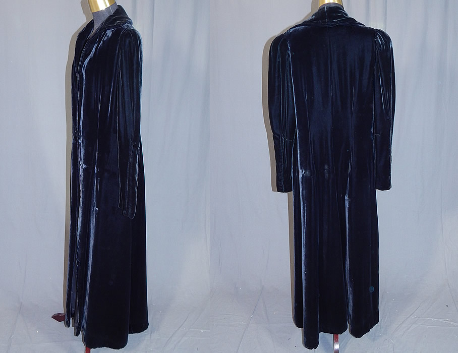 Vintage Emery Bird Thayer Co Black Velvet Long Evening Jacket Opera Coat
This beautiful black long floor length evening jacket opera coat has a fold over collar with open front, broad shoulder padding, gathered shoulders with long tapered sleeves, fitted cuffs, a single velvet covered button closure at the waist and is fully lined.