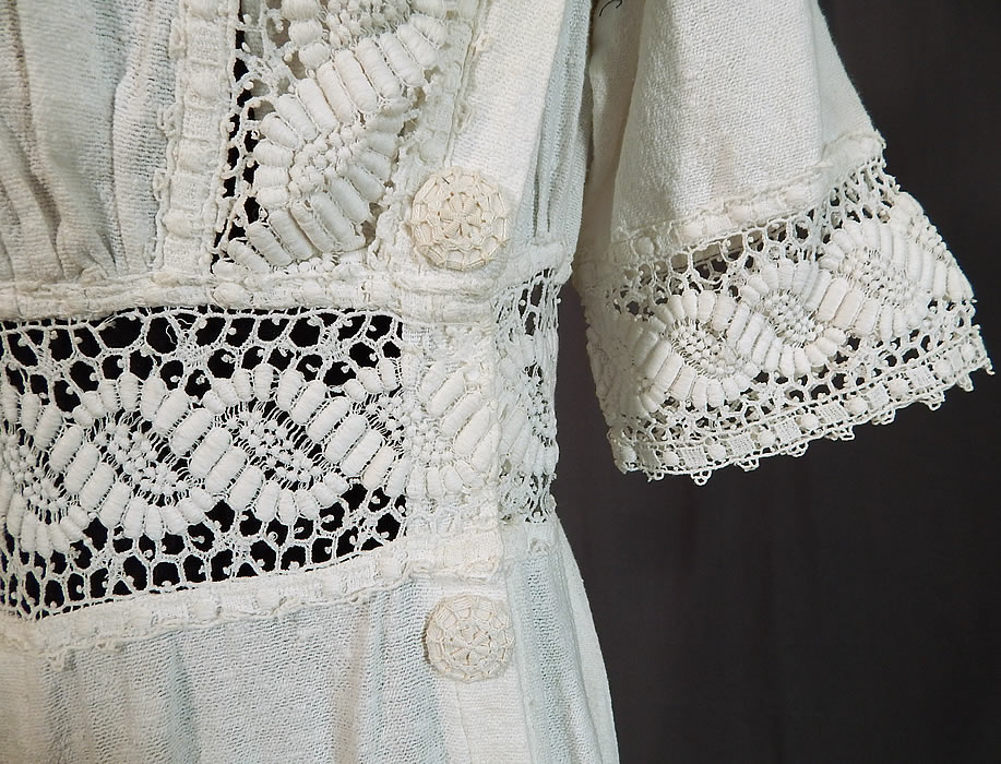 Edwardian White Woven Cotton Muslin Lace Crochet Button Trim Tea Gown Dress
This lovely lace dress, tea gown has a squared neckline, 3/4 length short sleeves, hidden hook closures along the front side and is unlined.