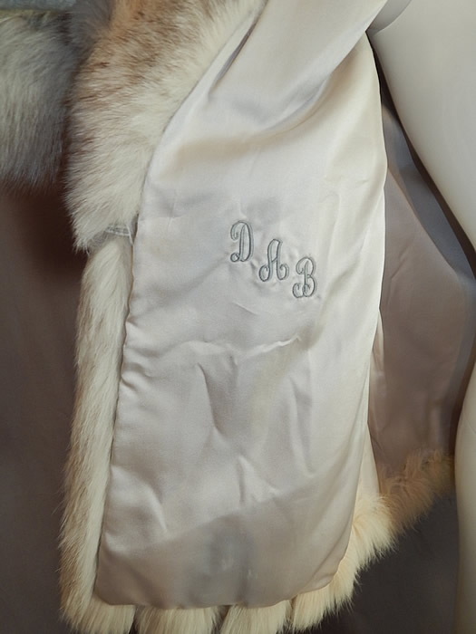 Vintage The Evans Collection Amber Fox Fur Shawl Collar Winter Coat Jacket
There is "The Evans Collection" label and monogrammed initials "DAB" embroidered inside.