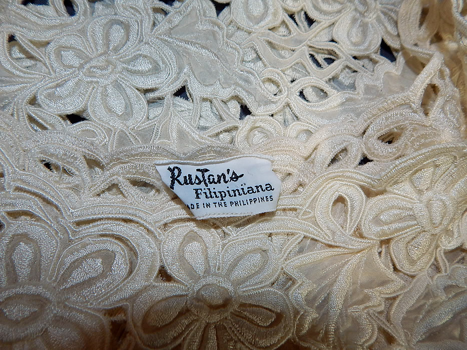 Vintage Rustan's Filipiniana Philippines White Silk Lace Cutwork Shawl Collar Cape
The collar measures 100 inches in circumference around the bottom and has a 28 inch neck. It is in excellent condition. This is truly a wonderful piece of wearable lace art!