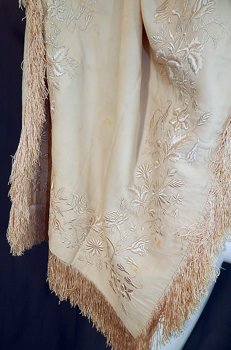 Victorian Cream Wool Embroidered Roses Fringe Bridal Wedding Shawl Scarf Stole Wrap
It is in good as-is condition, has not been cleaned and has several small faint age spot stains. 