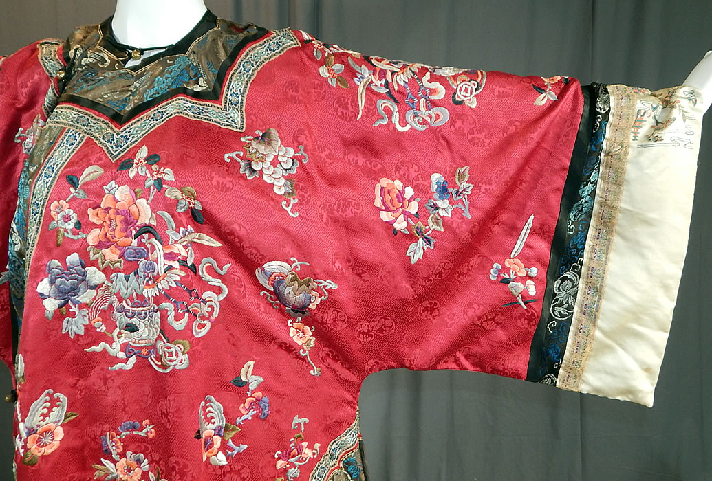 Antique Chinese Red Silk Embroidered Forbidden Stitch Sleeve Band Cuff Qipao Robe
There is silk damask woven ribbon trim edging and white silk wide sleeve band cuffs with colorful forbidden stitch Peking knot hand embroidery work of Chinese figures. 