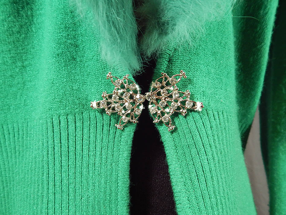 Vintage Kelly Green Knit Cardigan Sweater & Rabbit Fur Collar Trim
This gorgeous green color cardigan sweater has a ribbed fitted wide waistband, cuffs, large fur stole shawl collar, long sleeves, rhinestone buckle clasp closure on the front and is unlined.