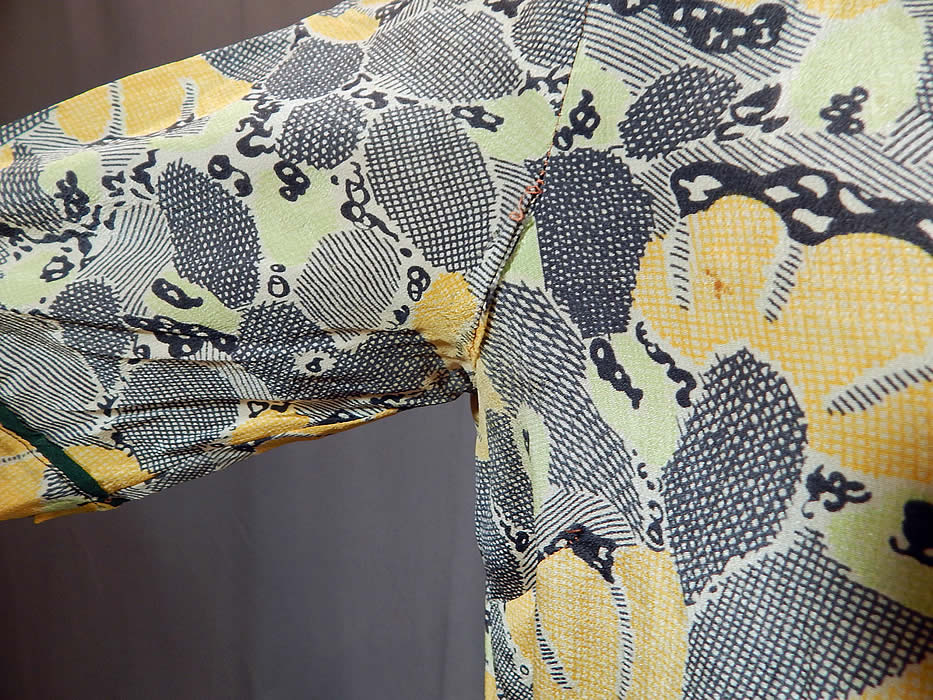 Vintage Black & White Yellow Daisy Print Silk Sailor Collar Drop Waist Dress
The dress measures 39 inches long, with a 34 inch waist and 38 inch bust. It is in good as-is condition, with faint underarm stains and a small frayed split under the front collar (see close-ups). This is truly a wonderful piece of wearable art!