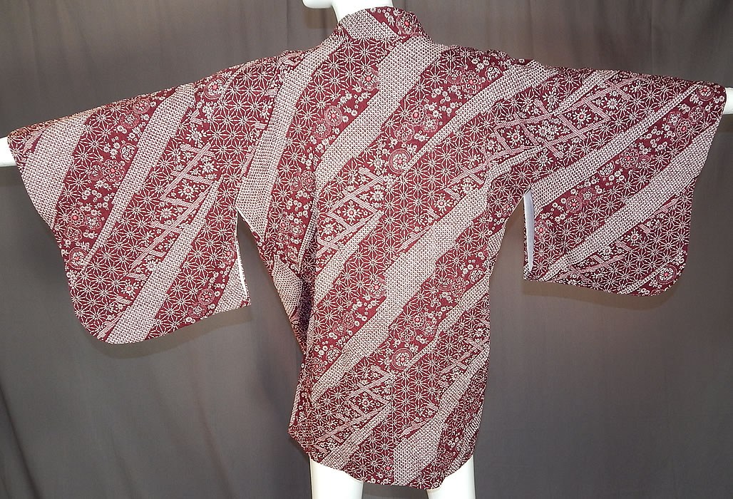 Vintage Japanese Silk Shibori Tie Dye Red Floral Haori Kimono Robe Jacket
It is in excellent condition.