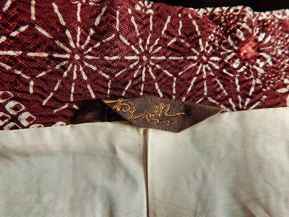 Vintage Japanese Silk Shibori Tie Dye Red Floral Haori Kimono Robe Jacket
This is truly a wonderful piece of wearable Japanese textile art!